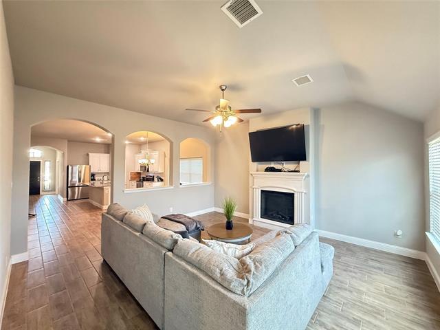 Building Photo - 210 Jacaranda Dr