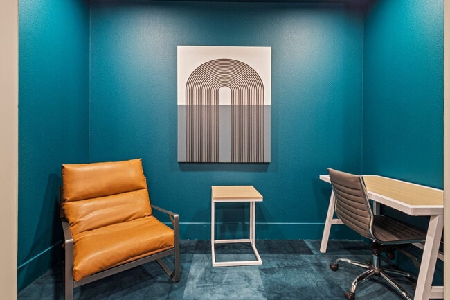 Building Photo - 596 W 9th St