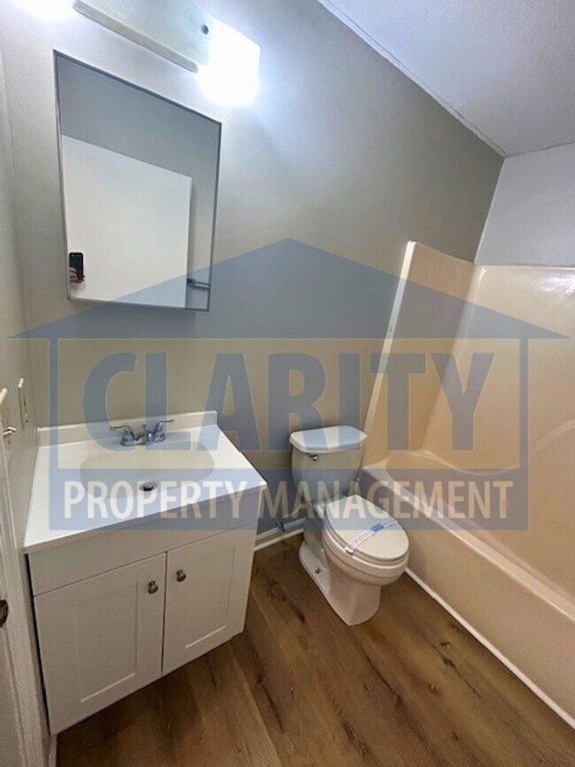 Building Photo - 3014/3016 Blue Springs Rd