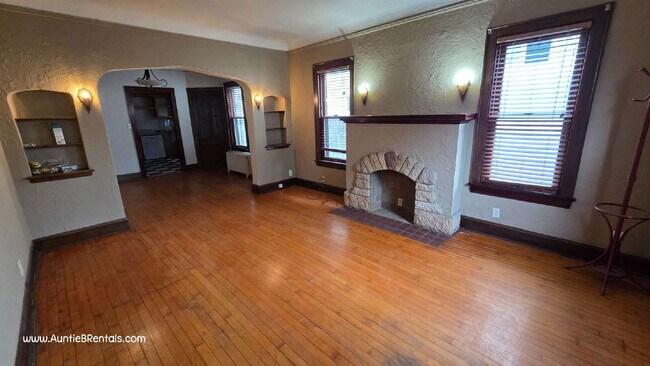 Building Photo - 2 bedroom 1 bath main level with office and porch.