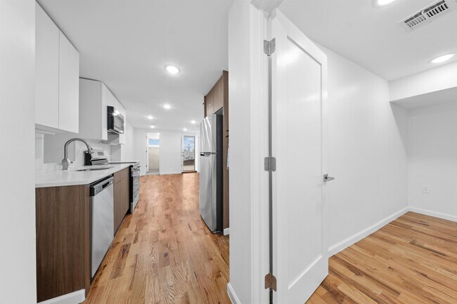 Building Photo - 1111 53rd St