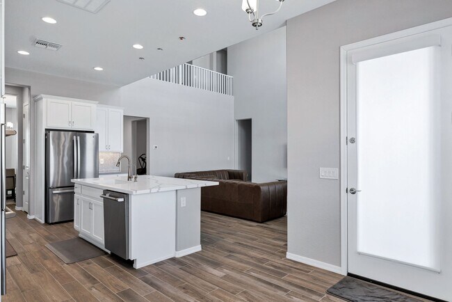 Building Photo - Spacious 5 Bedroom Home for Rent in East Mesa
