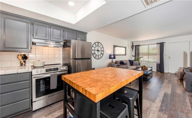 Building Photo - CLEAN & QUIET 2 BED 1 BATH CONDO