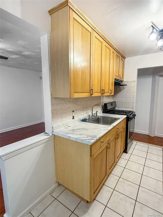 Building Photo - 1043 E 57th St
