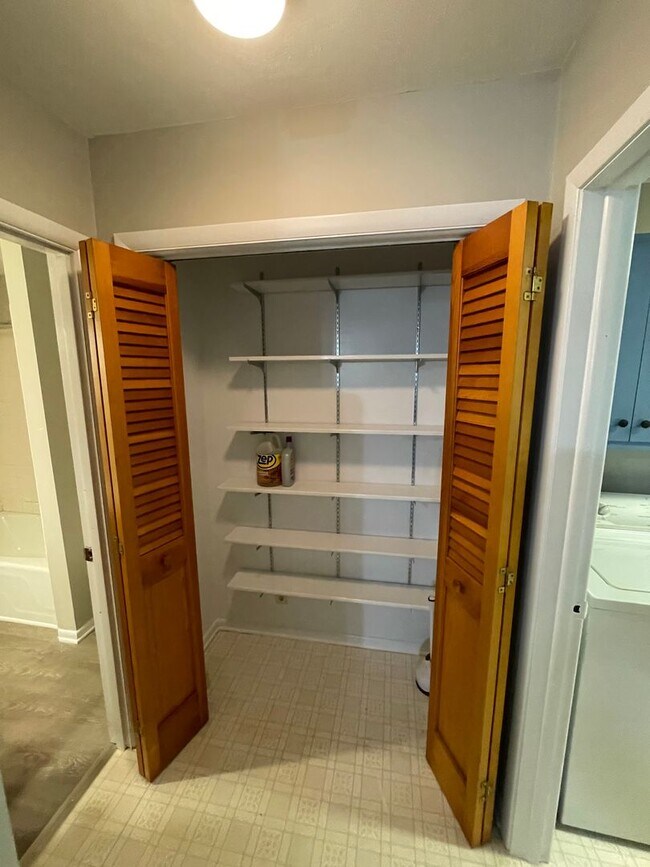 Building Photo - Three Bedroom Single Family Home in the Co...