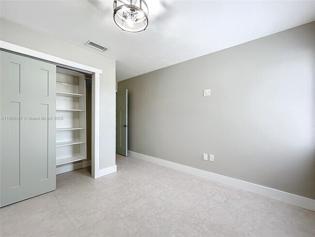 Building Photo - 13804 Kendale Lakes Dr