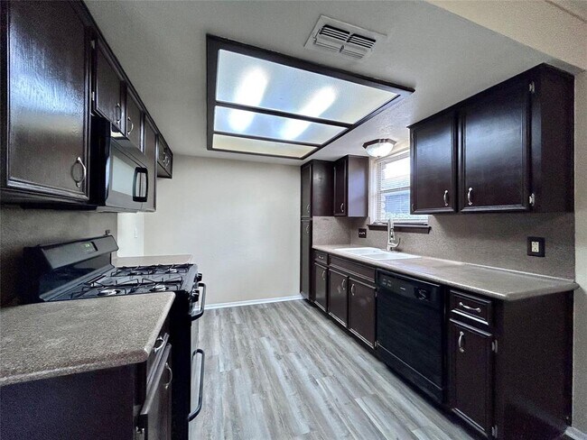 Building Photo - 906 Spring Tree St