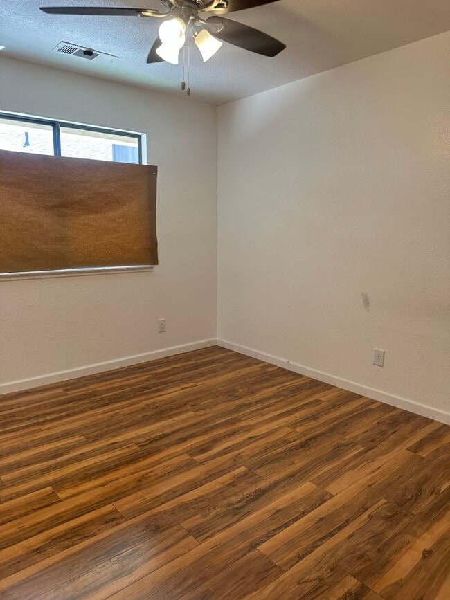 Building Photo - Beautiful Single Story Home Ready To Be Ca...