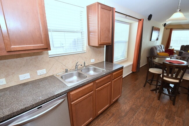 Building Photo - BEAUTIFUL 3 BEDROOM 2 BATH WITH WOOD TILE ...