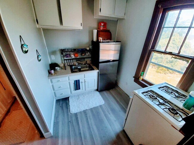 Building Photo - 274 W Dickson Ave