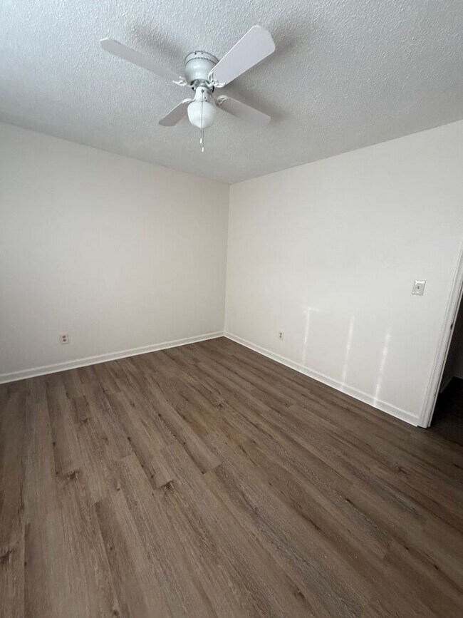 Building Photo - 6901 Glendower Rd