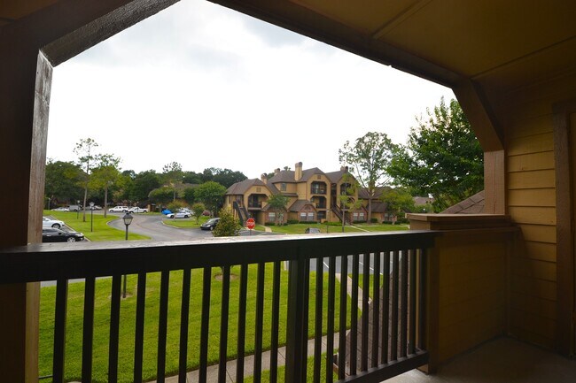 Building Photo - 1/1 Condo in Altamonte Springs ~ Gated Lakefront Community ~ LVP Flooring & Updated Kitchen/Bath!