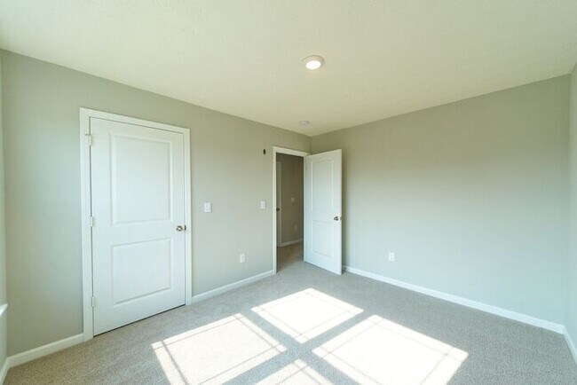 Building Photo - 4 Bedroom at Trotter's Landing in Camby With Pond View!