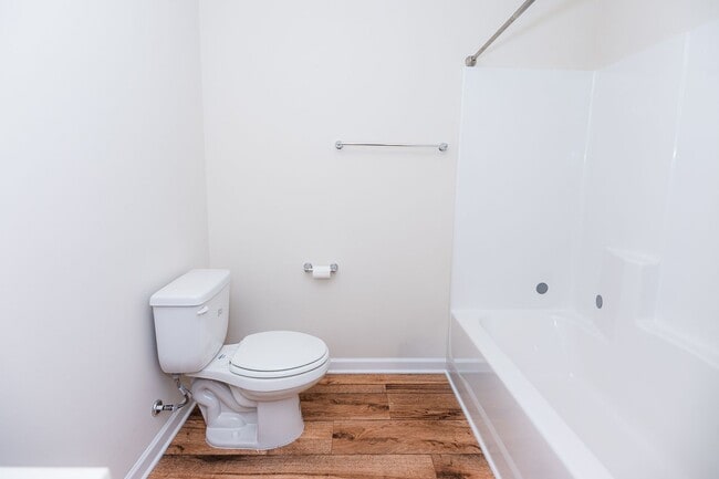 Building Photo - Spacious 5 Bedroom, 3 bath home in Greensboro with 2 car garage