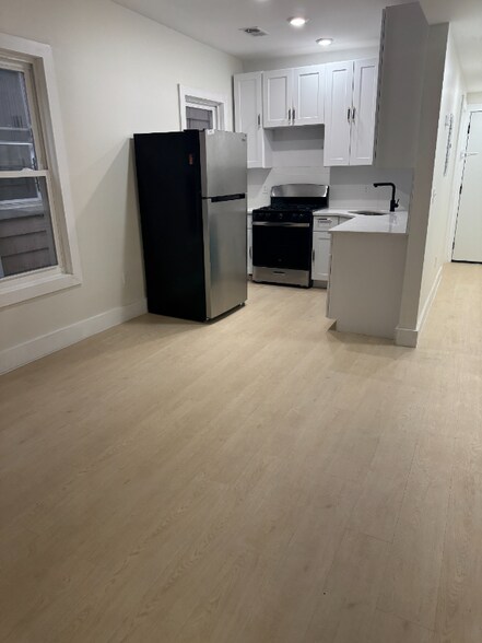 Building Photo - 466 Avon Ave