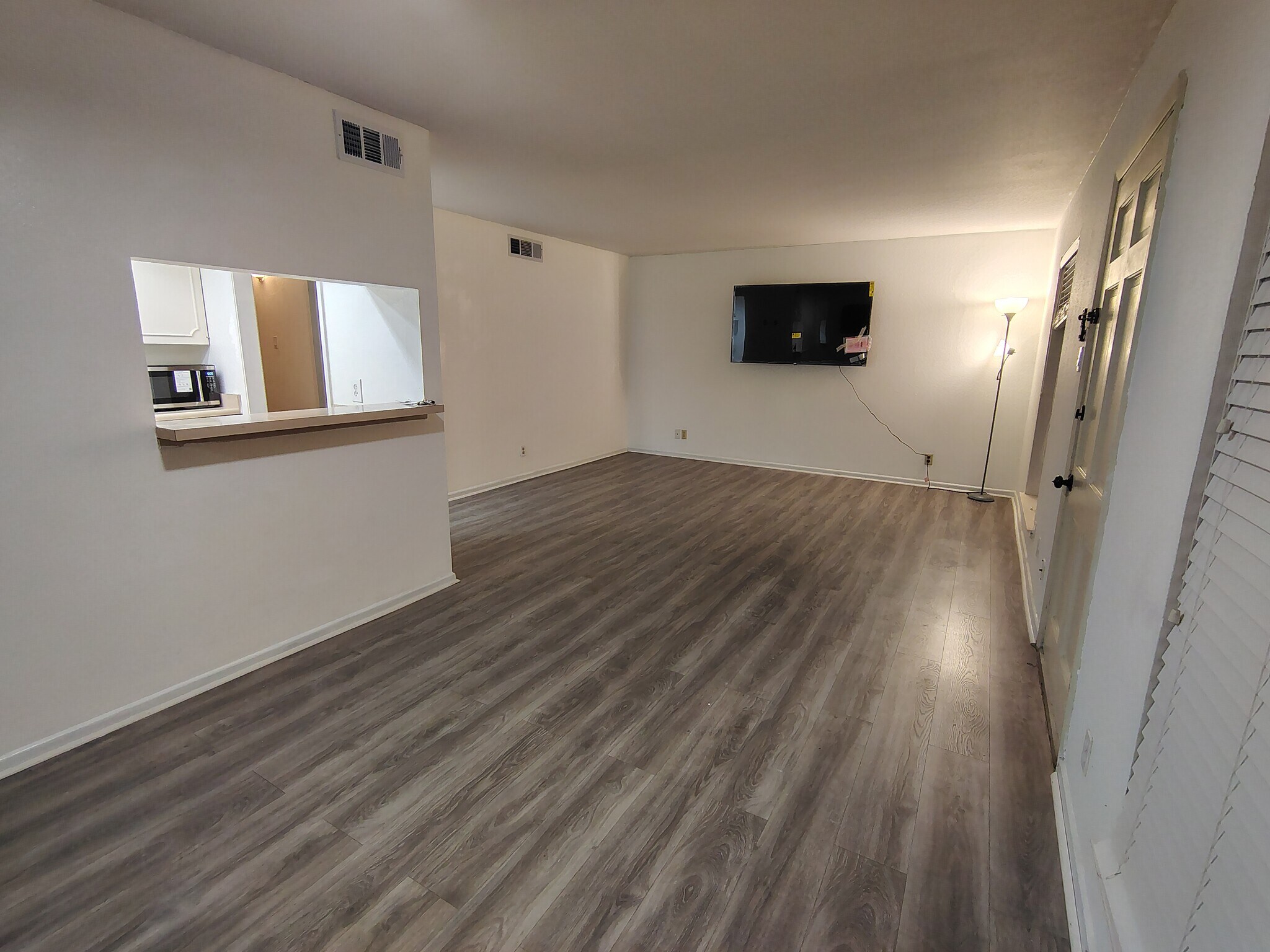 Building Photo - 8401 N New Braunfels Ave