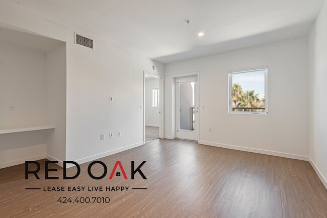 Building Photo - Stunning One Bedroom with Central Heat and...