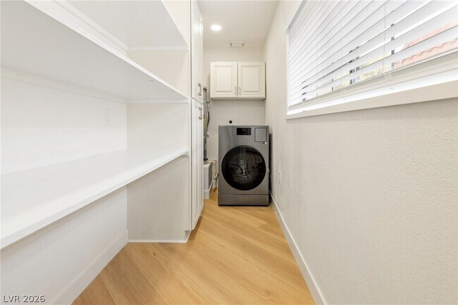 Building Photo - 4045 W Mardon Ave