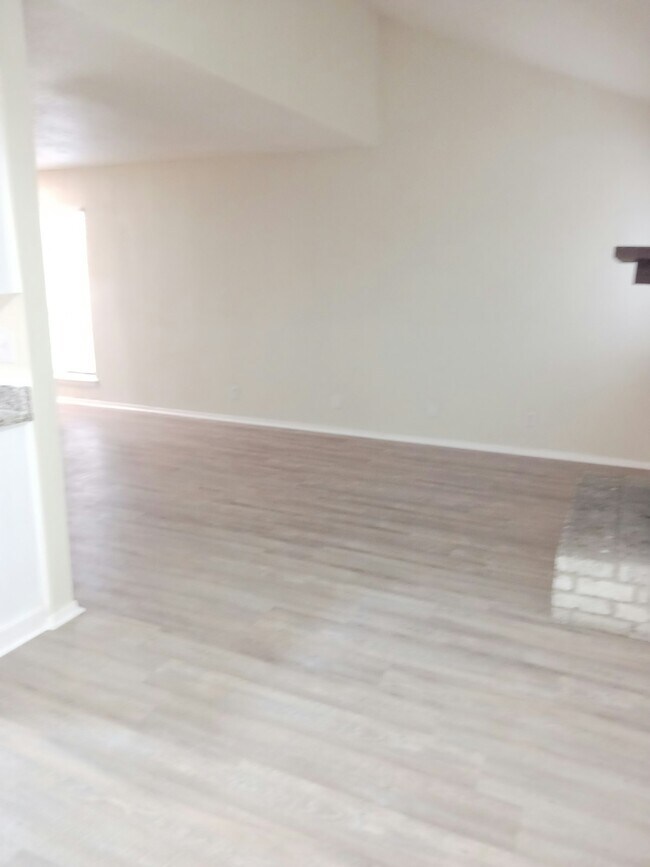 Building Photo - 801 Betsy Ross Dr