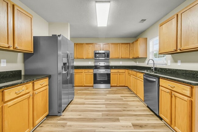 Building Photo - Recently Updated 4 bedroom 2.5 bathroom two story home available in Ladson!