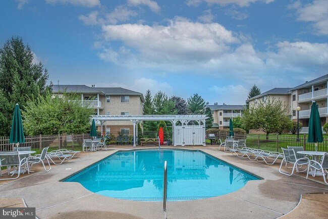 Building Photo - 335 Paoli Pointe Dr