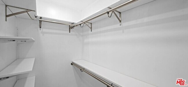 Building Photo - 1149 N Poinsettia Pl