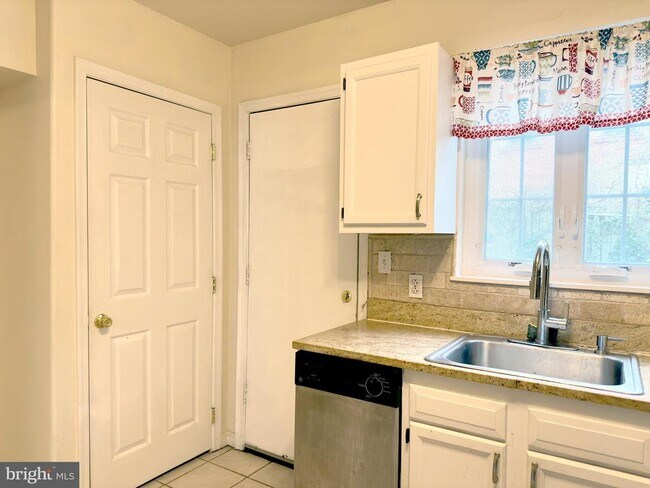 Building Photo - 1525 Montrose St