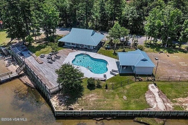 Building Photo - Beautiful New 4 Bedroom, 3 full bath plus ...