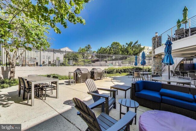 Building Photo - 4139 S Four Mile Run Dr