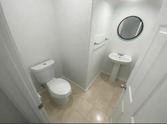 Building Photo - Beautiful & Spacious 3 Bedroom, 2.5 Bathroom Hayward Home – Prime Residential Location W Laundry,...