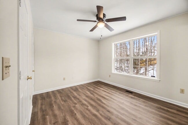 Building Photo - AVAILABLE NOW-3 Bedroom Split foyer in Stafford