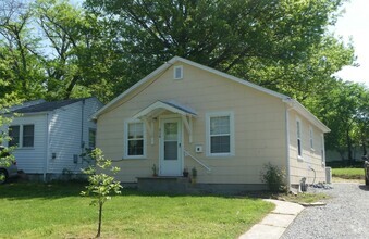 Building Photo - 2 bedroom, 1 bath home, Centrally located