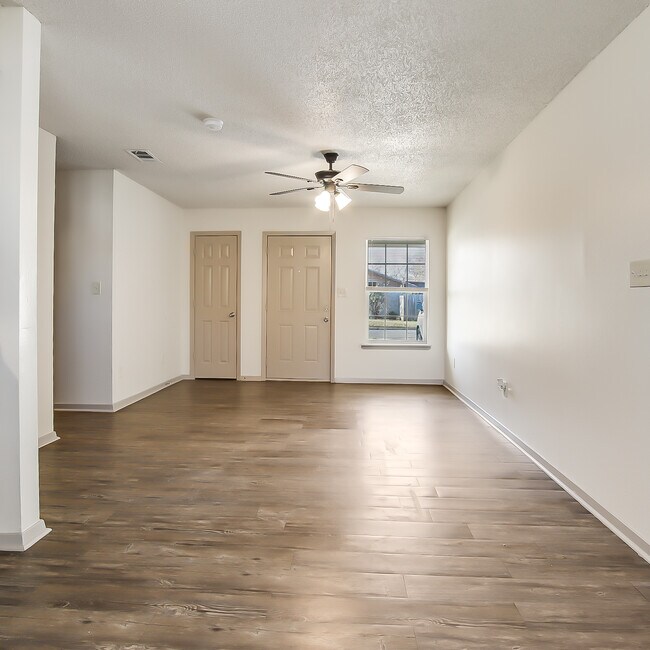 Building Photo - 3BR/1.0BA Single Family - Seagoville