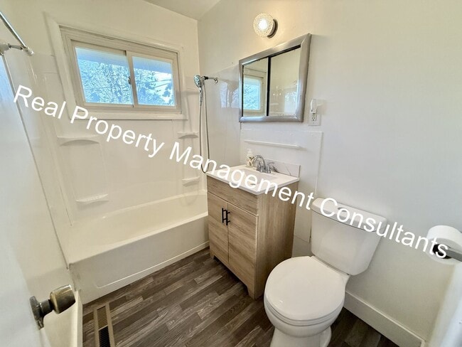 Building Photo - Charming 3-Bed Home with Fenced Yard & Garage