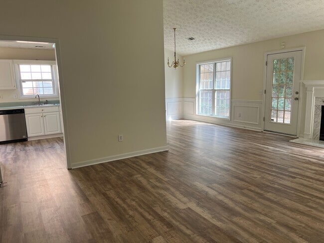 Building Photo - 1065 Hillary Ln
