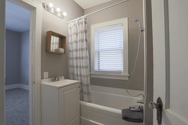 Building Photo - 2028 7th Ave