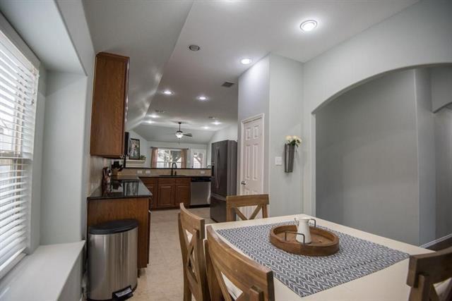 Building Photo - 809 Hardwood Dr