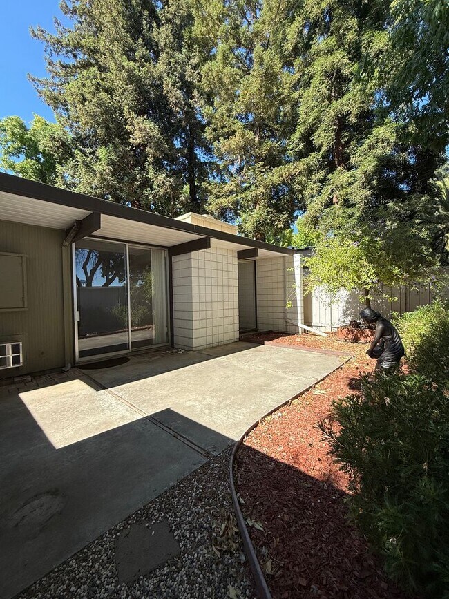 Building Photo - 1156 Pomeroy Ave