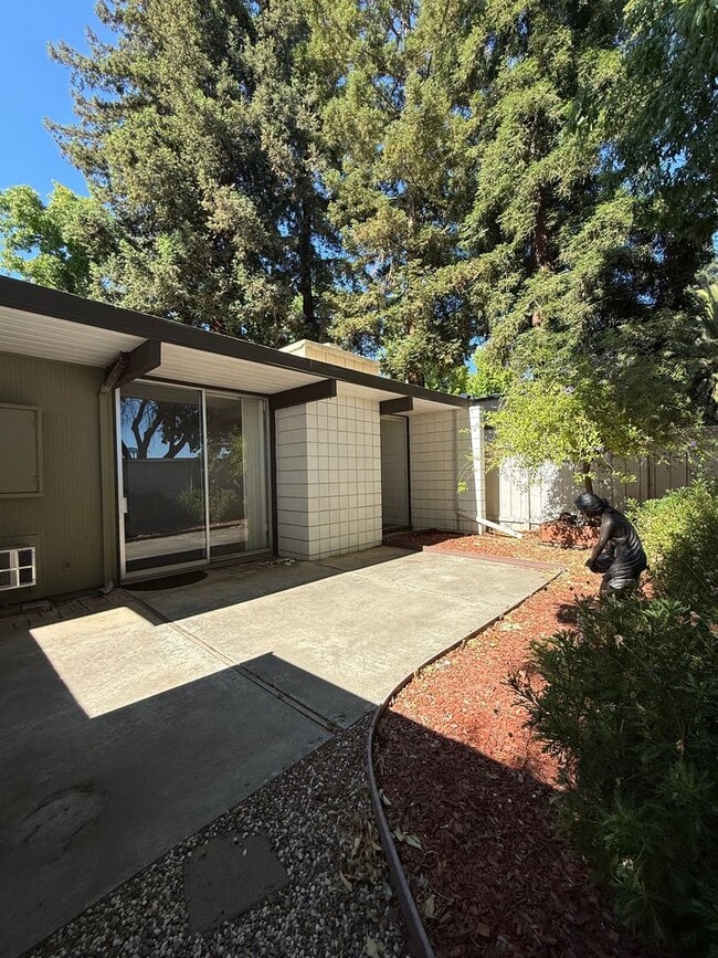 Building Photo - 2 Bedroom, 1 Bath Eichler -Townhouse, Sant...