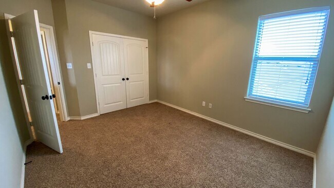 Building Photo - 3132 Stallion Dr