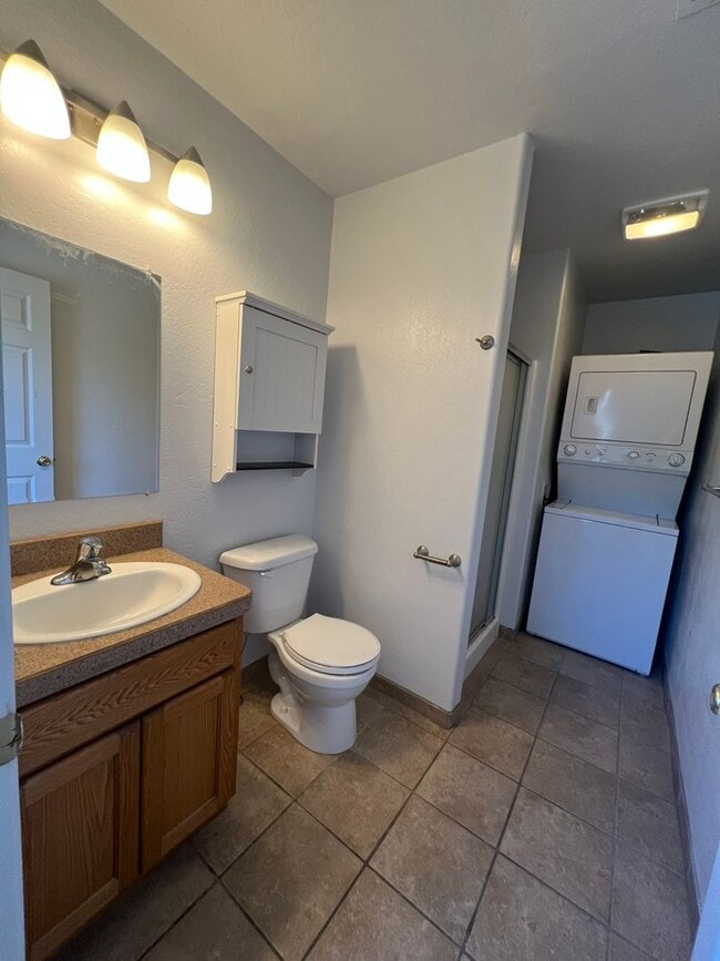 Building Photo - 2 Bedroom, 1.5 Bathroom - Upstairs/Downsta...