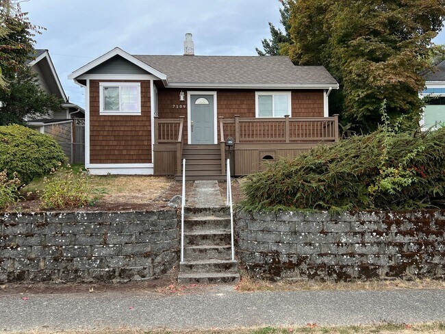 Building Photo - Charming and updated 2 bedroom, 1 bath bun...