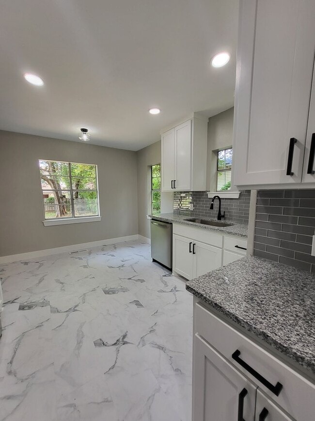 Building Photo - PRELEASING - June 2026 - (3) Bed/(2) Bath ...