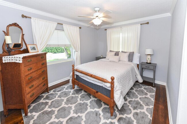 Building Photo - 340 Russlyn Dr