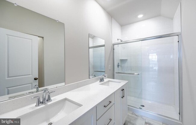 Building Photo - 713 Platinum Dr