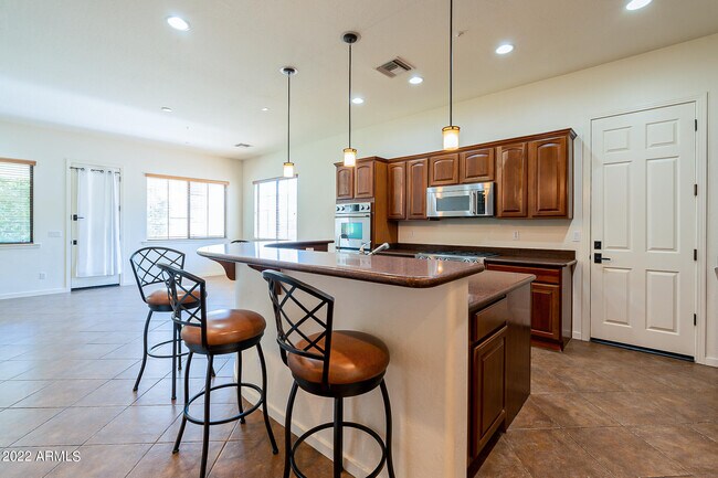 Building Photo - 734 W Juniper Ln