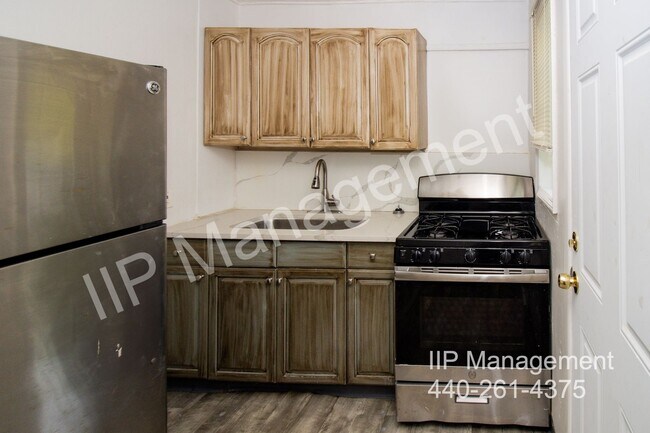 Building Photo - 450 Kenwood Dr