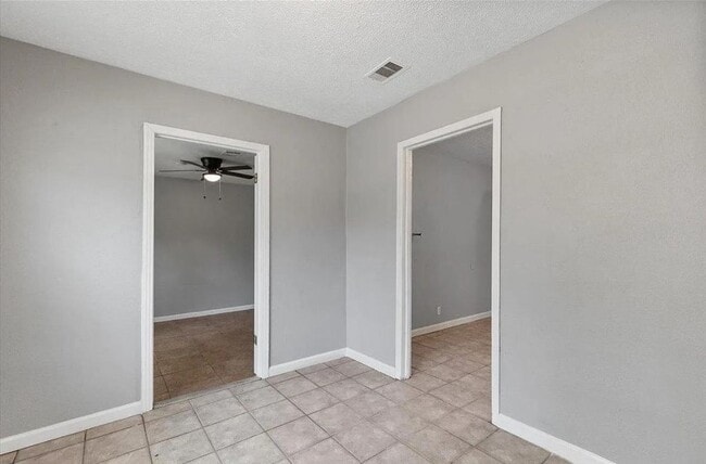 Building Photo - 9033 Oak Knoll Ln