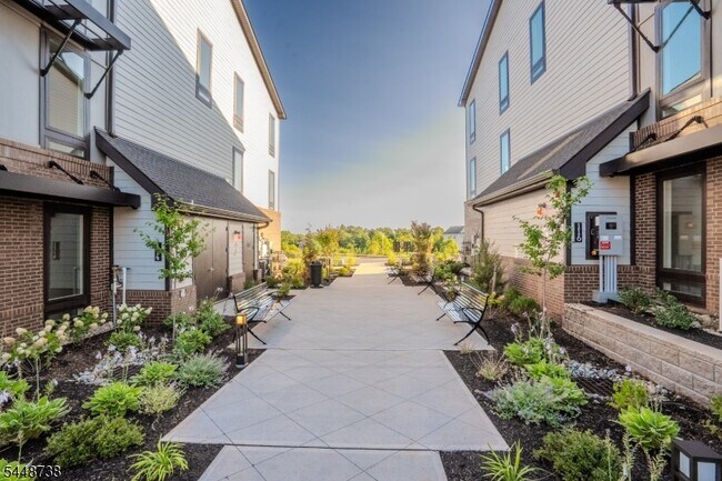 Building Photo - 112 Village Dr