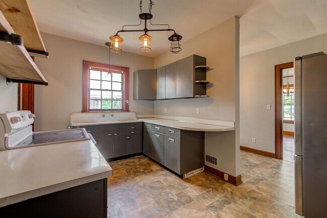 Building Photo - Pet Friendly 3-bedroom house